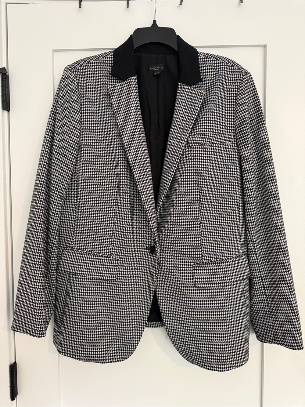 Ann Taylor Factory Black and White Houndstooth Blazer